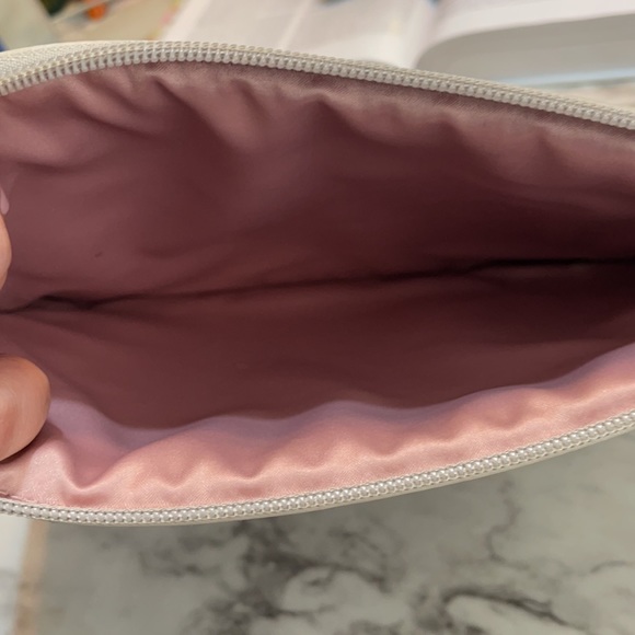 Khaki Coach clutch with pink satin lining - Picture 4 of 5